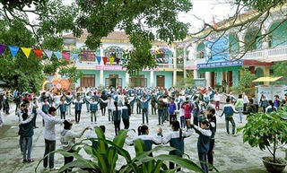 Gần 20 học sinh nhập viện do bị xịt hơi cay vào mắt