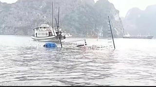 Tàu du lịch va tàu chở đá, chìm giữa vịnh Hạ Long