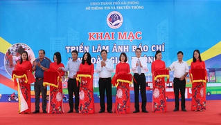 Hải Phòng triển lãm gần 100 bức ảnh báo chí về An toàn giao thông