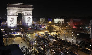 CĐV Pháp đổ ra đường ‘đi bão’ sau chiến thắng 