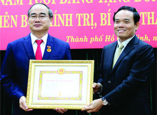 Bí thư Thành ủy TPHCM Nguyễn Thiện Nhân nhận Huy hiệu 40 năm tuổi Đảng
