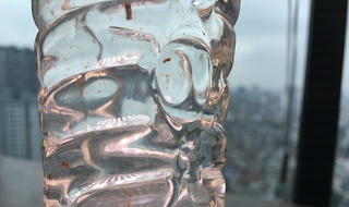 Bản tin tiêu dùng: Phát hiện dị vật trong chai nước Aqualife