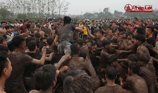 Phết Hiền Quan có gì lạ mà hàng ngàn thanh niên lao vào tranh cướp? 