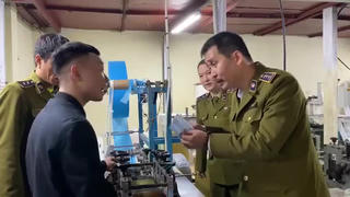 Cận cảnh quy trình dùng giấy vệ sinh làm khẩu trang y tế giữa dịch Covid - 19