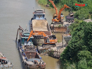 Sông Hồng, Hà Nội: Hoạt động tập kết, thương mại cát diễn ra nhộn nhịp giữa mùa lũ.