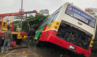 Xe buýt hất tung dải phân cách, lao xuống kênh ở Hà Nội