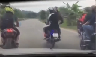 Nhóm phượt thủ dàn hàng ngang, chắn đầu ô tô khiến dân mạng bức xúc