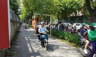 Đi xe trên vỉa hè bị phạt bao nhiêu tiền?