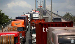 Cách lái xe an toàn khi gặp container trên đường