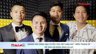 Quang Hải cùng Dàn tuyển thủ Việt Nam hát “Miền Trung ơi” để ủng hộ đồng bào lũ lụt. 