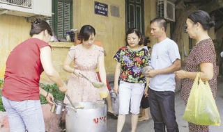 Nồi cháo từ thiện chốn cửa Phật giữa Hà Nội