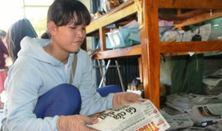  'Cô gái vàng' Pencak Silat nhọc nhằn bán báo dạo nuôi con
