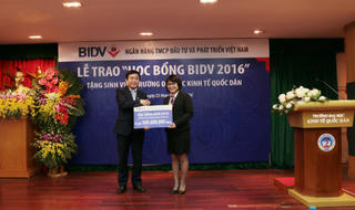 BIDV tặng 100 suất học bổng cho sinh viên trường Đại học Kinh tế quốc dân