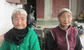 Mẹ chồng, nàng dâu hơn 70 năm 'một bước không rời'