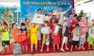 Quán quân Nguyễn Oanh đến với các em nhỏ thiệt thòi