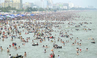 Chiêm ngưỡng “biển người” nêm chặt biển Sầm Sơn dịp nghỉ lễ 30/4 – 1/5 