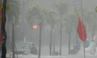 Cần Thơ: Hàng loạt  tuyến đường chìm trong biển nước