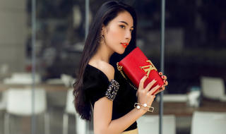 Thủy Tiên sành điệu xuống phố với túi xách hiệu