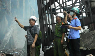 Nên lắp cửa chống cháy tại ban công