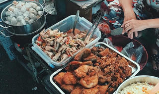 Những con hẻm ăn vặt luôn tấp nập ở Sài Gòn