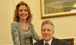 Dính vào “tình trẻ” , nữ chính trị gia kéo cả chồng xuống bùn