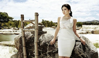 Á hậu Tú Anh diện váy tiểu thư tạo dáng trên đồi cát