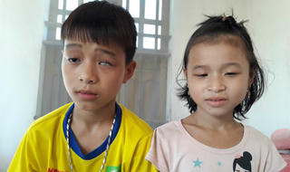 Hai đứa trẻ con nhà nghèo cùng mắc chứng bệnh trầm trọng về mắt 