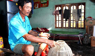 “Chết đói” với nghề truyền thống, nghệ nhân sống nhờ... phụ hồ