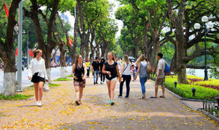 Bất cập cần giải quyết dứt điểm trong không gian đi bộ hồ Hoàn Kiếm