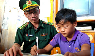 Xây dựng biên giới lòng dân từ Chương trình 'Nâng bước em tới trường'