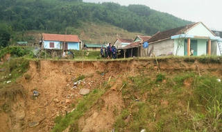 Quãng Ngãi: Hàng trăm hộ dân đang kề “tử thần” vì sống trong vùng sạt lở  