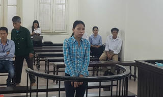 Ghen tức, hắt nước sôi hai mẹ con chị dâu 
