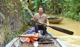 Cảm phục người đàn ông xả thân cứu 15 người thoát lũ dữ