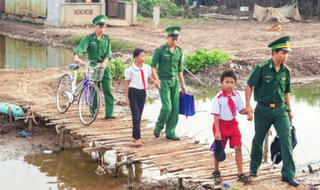 Thầy giáo “quân hàm xanh” mang cái chữ đến vùng biên giới, hải đảo
