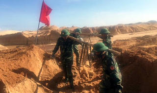 Rà phá bom 'làm sạch' hàng nghìn m2 đất, cứu mạng bao người dân
