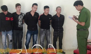 Bắt nhóm đối tượng mang dầu luyn pha mắm tôm đi đòi nợ