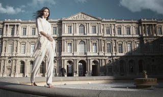 Trang Lạ diện sắc trắng dạo phố Paris
