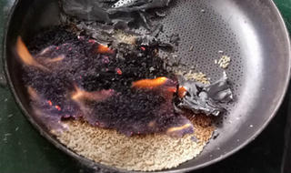 “Chuyện lạ” ở Quãng Ngãi: Gạo hỗ trợ từ doanh nghiệp kết dính, đốt cháy như nhựa!