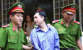 Cán bộ C48 bị kỷ luật, vợ 'chạy án' cho chồng vướng lao lý?
