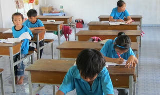 Những đứa trẻ “không cha, vắng mẹ” ấm lòng nơi cửa Phật