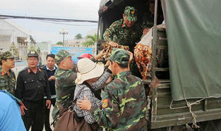 Nỗ lực di dời dân về những nơi an toàn tránh bão
