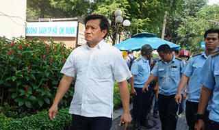 Người mất chức, kẻ 'từ quan'