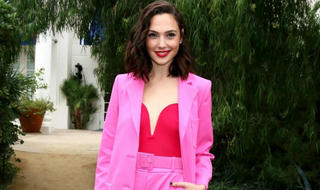 Gal Gadot mặc đẹp nhất tuần với bộ cánh hồng nổi bật
