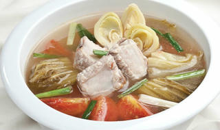 Xương hầm dưa chua nấu nấm hao cơm ngày lạnh