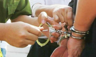 Cặp vợ chồng vận chuyển 489 bánh heroin 