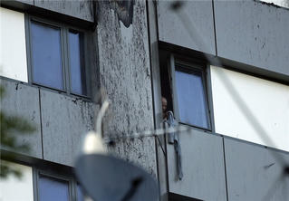 Cha đẻ ném con từ tầng 4 xuống đất 