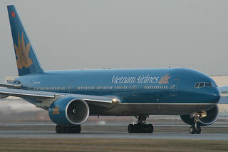 Máy bay Vietnam Airlines suýt đâm máy bay quân sự trên vùng trời Tân Sơn Nhất