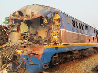 Thông tuyến đường sắt Bắc - Nam sau tai nạn tàu SE5