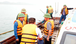 Hình ảnh lãnh đạo TP Móng Cái trực tiếp 'ra tay' xử lý tình trạng lấn chiếm, phân lô bãi triều