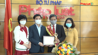 PGS.TS Đại sứ Nguyễn Hồng Thao được vinh danh là một trong 50 “Gương sáng Pháp luật 2021”